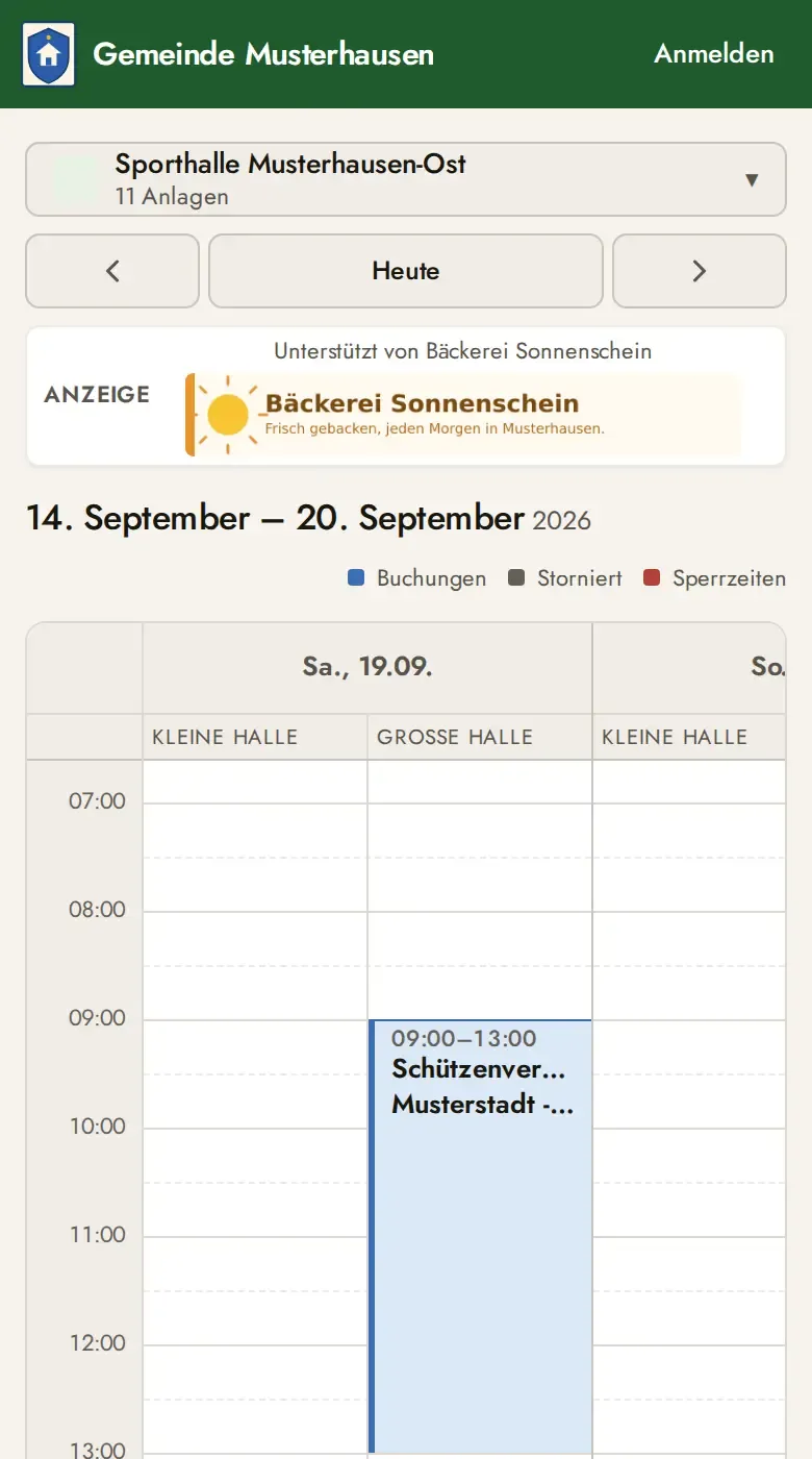 Öffentlicher Hallenkalender auf einem Smartphone: derselbe Wochenraster, horizontal scrollbar, mit einer sichtbaren Buchung am Samstag.