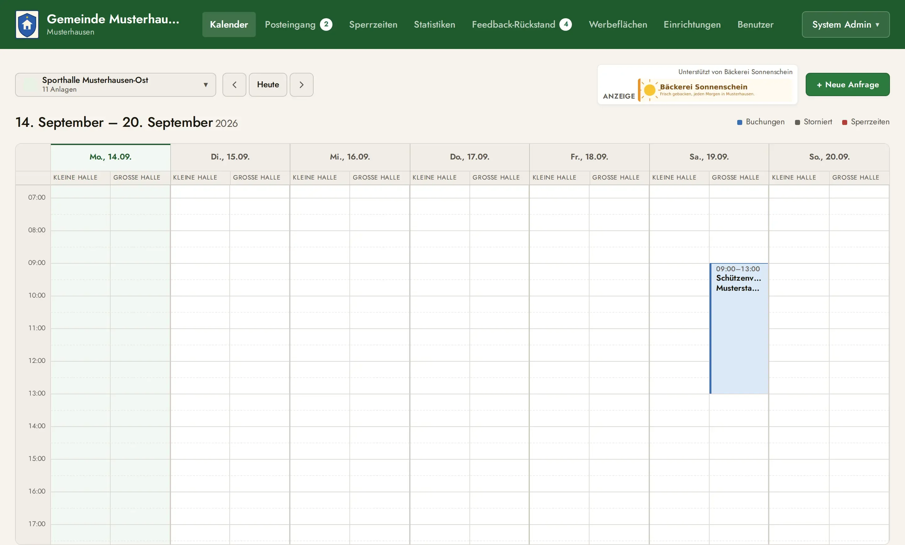 Kalender-Wochenraster aus Sicht der Verwaltung mit kleiner und großer Halle je Tag, tatsächlich gebuchten Zeiten und der Hauptnavigation zu Posteingang, Sperrzeiten, Statistiken und Benutzern.
