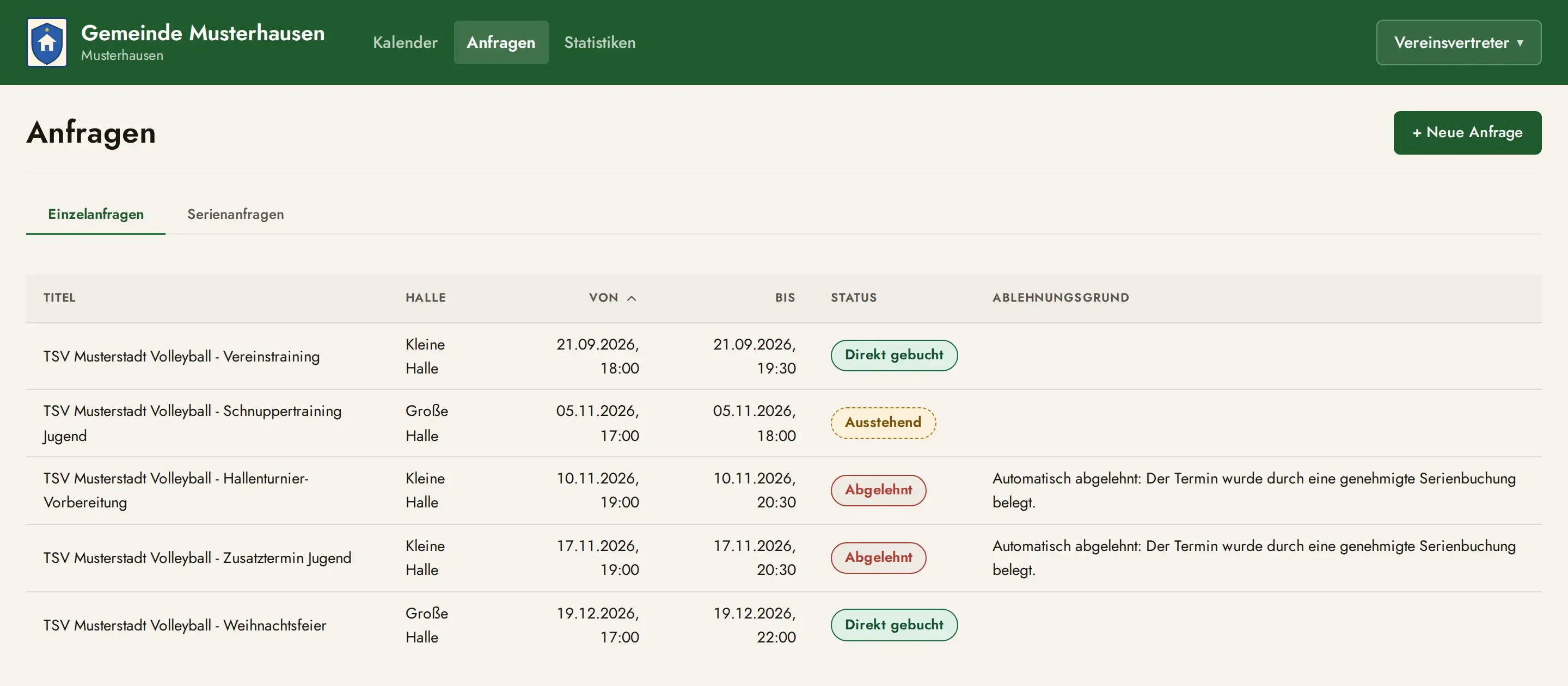 Anfragenliste eines Vereinsvertreters mit fünf Einzelanfragen in unterschiedlichem Status — direkt gebucht, ausstehend und automatisch abgelehnt wegen einer genehmigten Serienbuchung, jeweils mit Halle und Zeitraum.